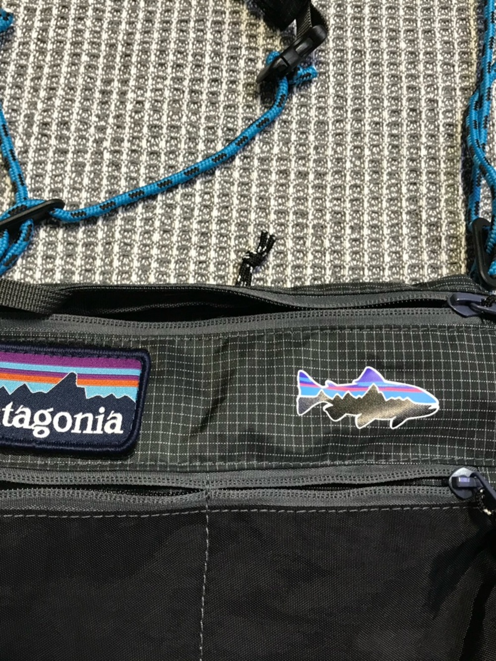 Patagonia Black Crossbody Shoulder Bag with Blue Accent - Picture 4 of 6